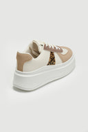 Sneakers flatforms σε συνδυασμούς υλικών