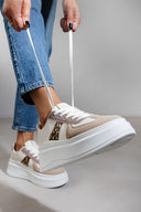 Sneakers flatforms σε συνδυασμούς υλικών