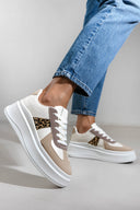 Sneakers flatforms σε συνδυασμούς υλικών