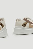 Sneakers flatforms σε συνδυασμούς υλικών