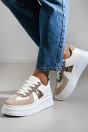 Sneakers flatforms σε συνδυασμούς υλικών