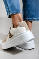 Sneakers flatforms σε συνδυασμούς υλικών