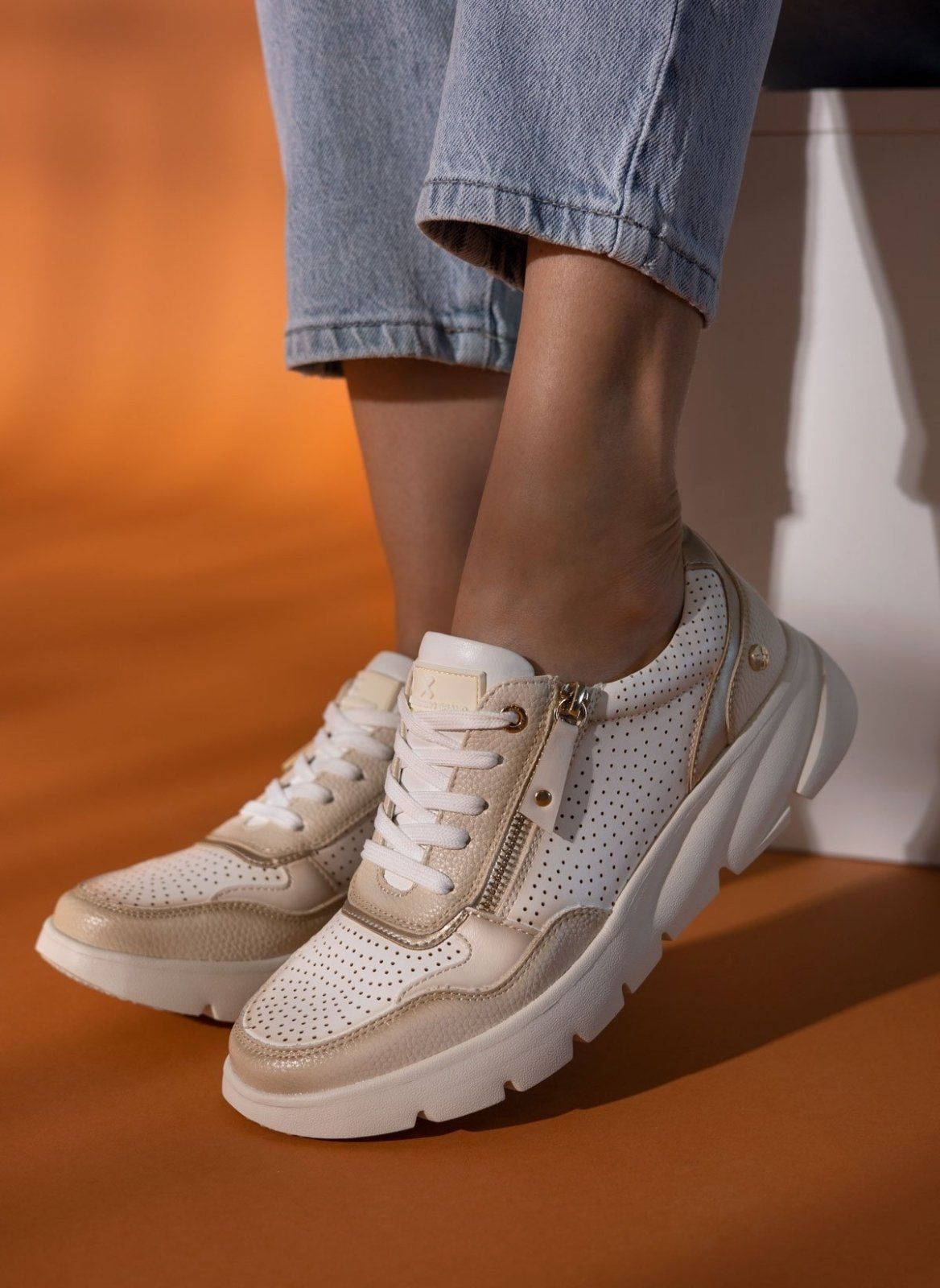 Sneakers με εξωτερικό φερμουάρ Xti 142575 - Μπεζ - thefashionproject.gr - Xti Footwear