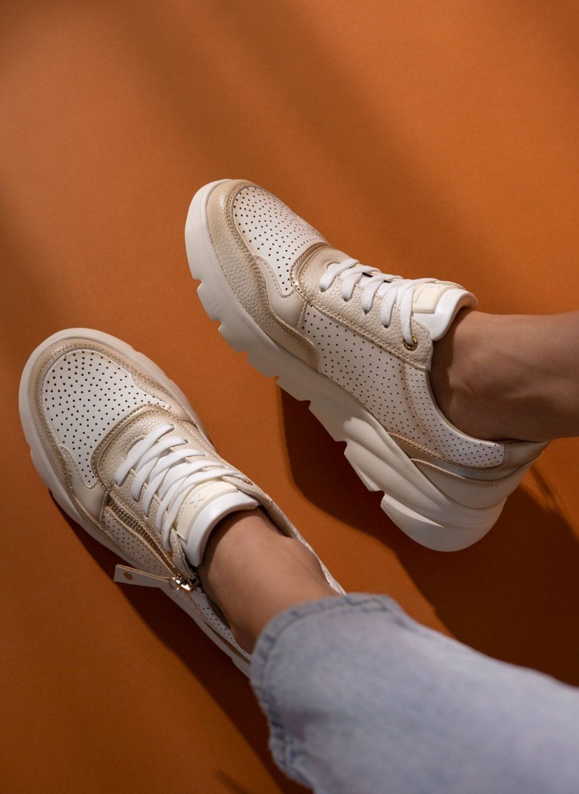 Sneakers με εξωτερικό φερμουάρ Xti 142575 - Μπεζ - thefashionproject.gr - Xti Footwear