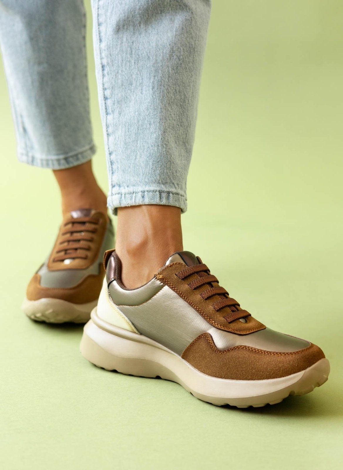 Sneakers με γυαλιστερό ύφασμα Xti 143359 - Καφέ - thefashionproject.gr - Xti Footwear
