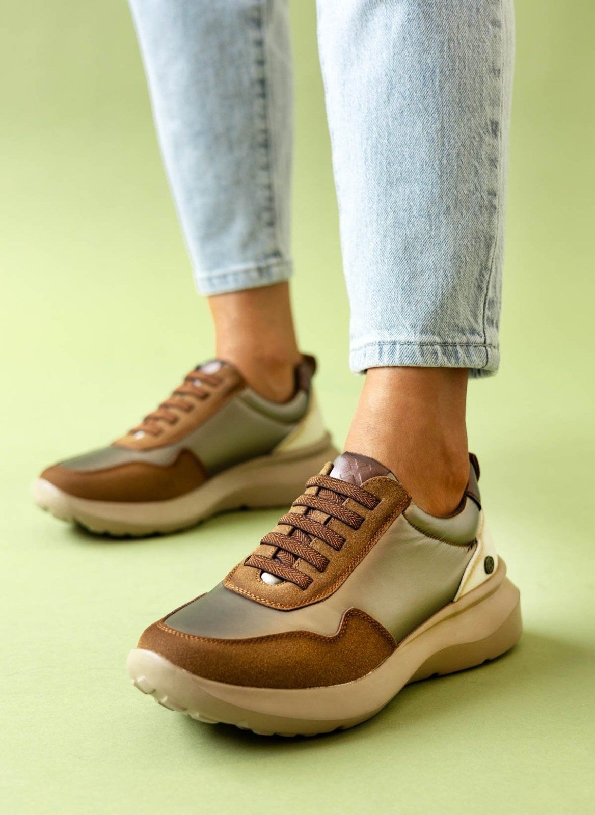Sneakers με γυαλιστερό ύφασμα Xti 143359 - Καφέ - thefashionproject.gr - Xti Footwear