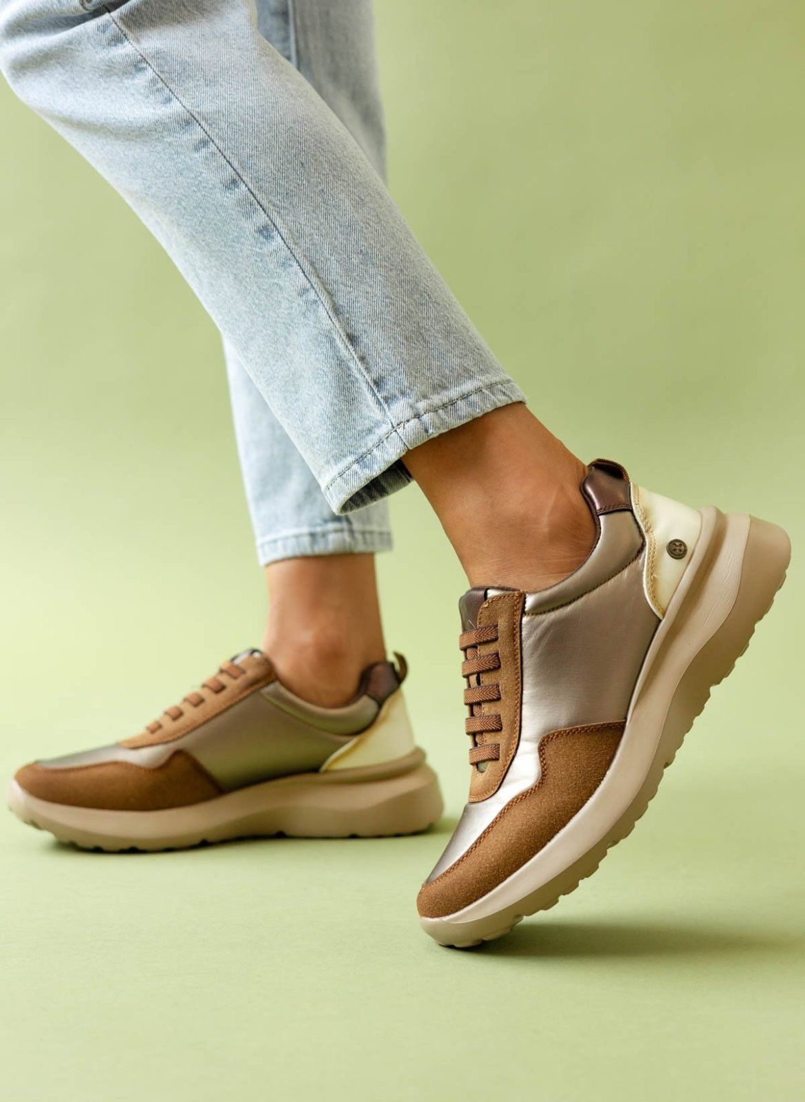 Sneakers με γυαλιστερό ύφασμα Xti 143359 - Καφέ - thefashionproject.gr - Xti Footwear