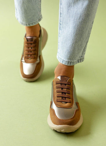 Sneakers με γυαλιστερό ύφασμα Xti 143359 - Καφέ - thefashionproject.gr - Xti Footwear
