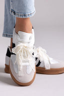 Sneakers με πέρλες και δαντέλα ERYNN - Λευκό/Μαύρο - thefashionproject.gr - ERYNN