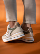 Sneakers με συνδυασμό υλικών και print