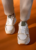 Sneakers με συνδυασμό υλικών και print