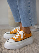 Sneakers πάνινα με ψηλή σόλα - Μουσταρδί - thefashionproject.gr - The Fashion Project