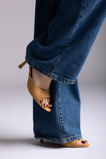 Ideal shoes - Stiletto Mules - Camel Suede