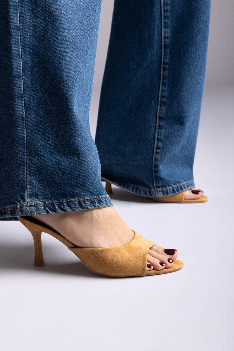 Ideal shoes - Stiletto Mules - Camel Suede