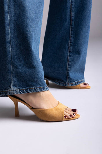 Ideal shoes - Stiletto Mules - Camel Suede