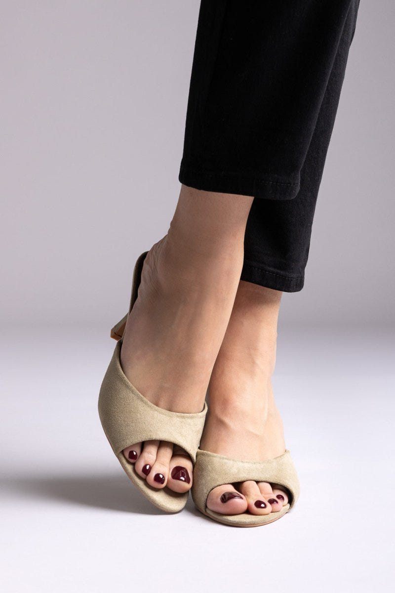 Ideal shoes - Stiletto Mules - Olive Suede