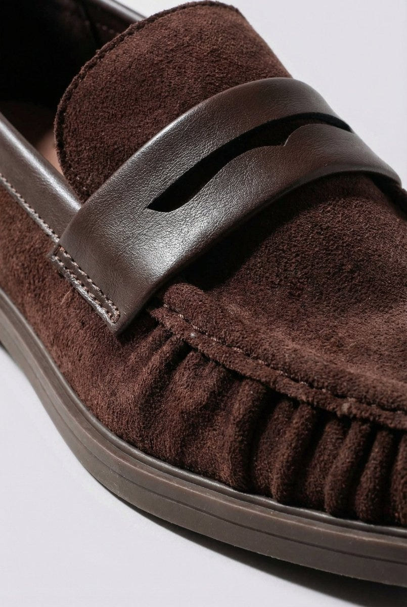 Ideal shoes - Suede Loafers - Brown Suede