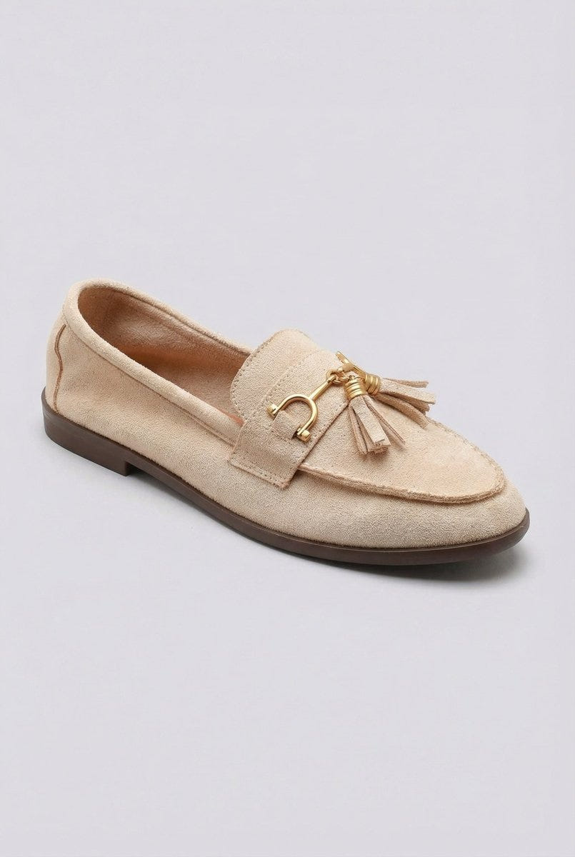 Ideal shoes - Tassel Loafers with Metal Detail - Beige Suede