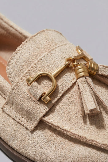 Ideal shoes - Tassel Loafers with Metal Detail - Beige Suede
