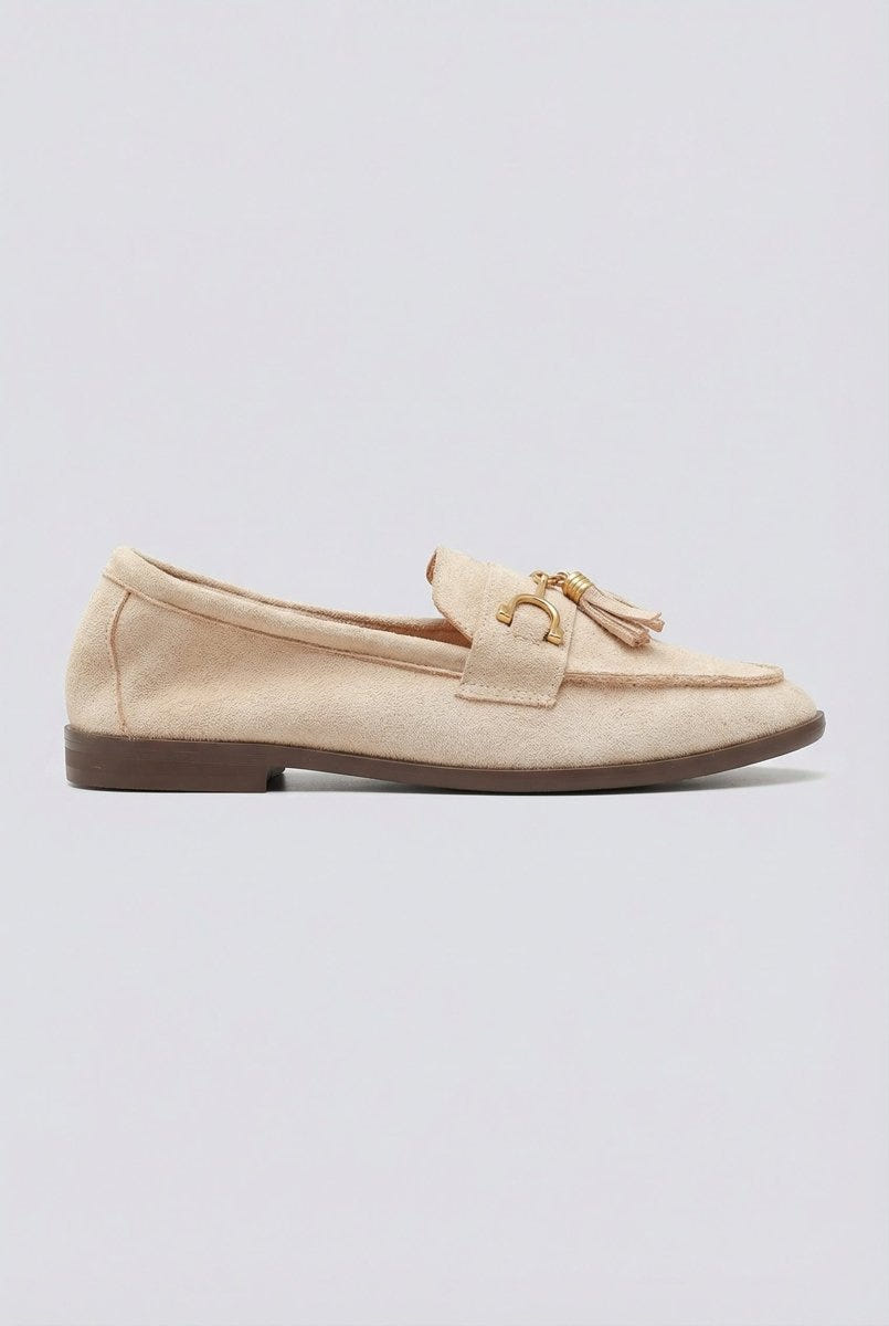 Ideal shoes - Tassel Loafers with Metal Detail - Beige Suede
