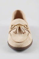 Ideal shoes - Tassel Loafers with Metal Detail - Beige Suede