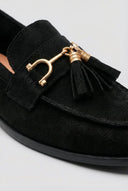 Ideal shoes - Tassel Loafers with Metal Detail - Black Suede