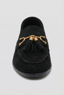 Ideal shoes - Tassel Loafers with Metal Detail - Black Suede