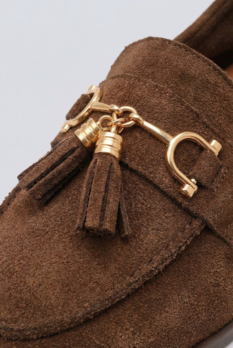 Ideal shoes - Tassel Loafers with Metal Detail - Brown Suede