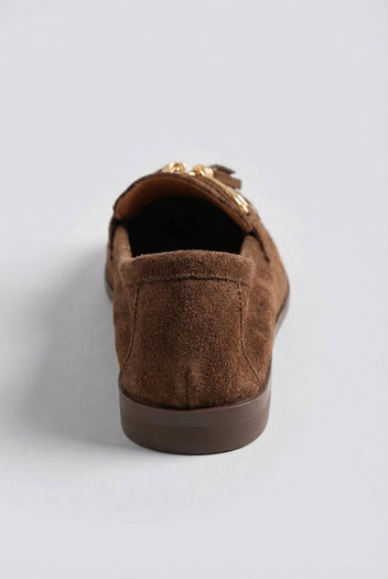 Ideal shoes - Tassel Loafers with Metal Detail - Brown Suede