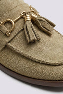 Ideal shoes - Tassel Loafers with Metal Detail - Olive Suede