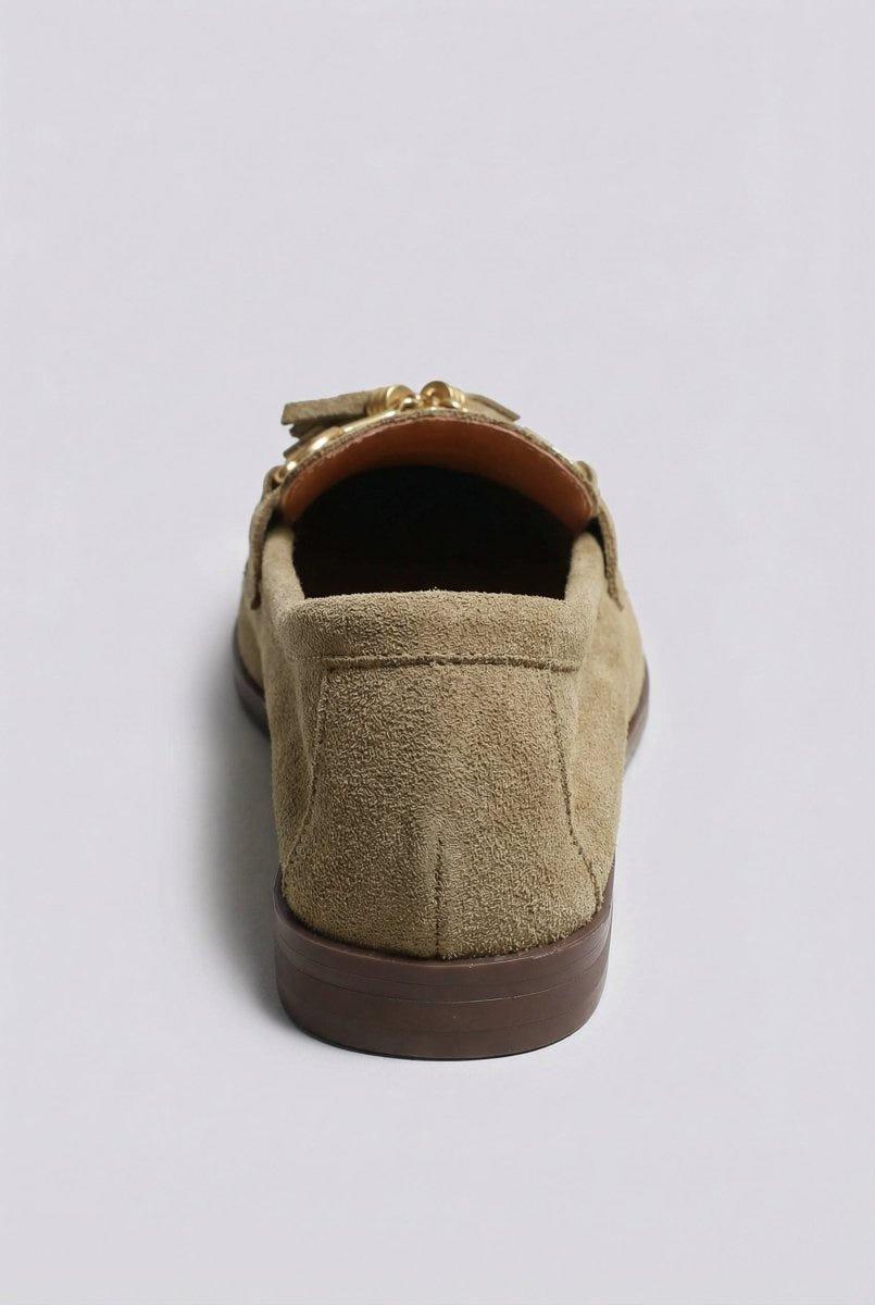 Ideal shoes - Tassel Loafers with Metal Detail - Olive Suede