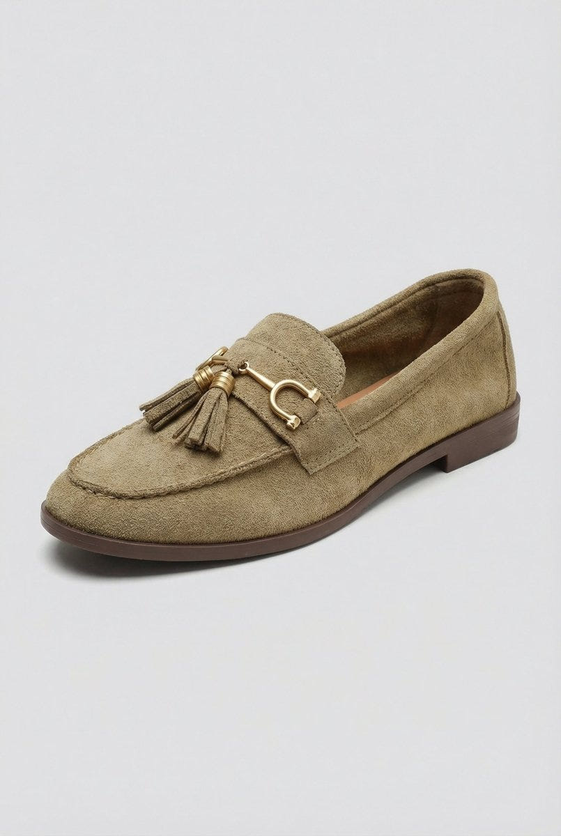 Ideal shoes - Tassel Loafers with Metal Detail - Olive Suede
