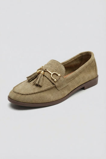 Ideal shoes - Tassel Loafers with Metal Detail - Olive Suede