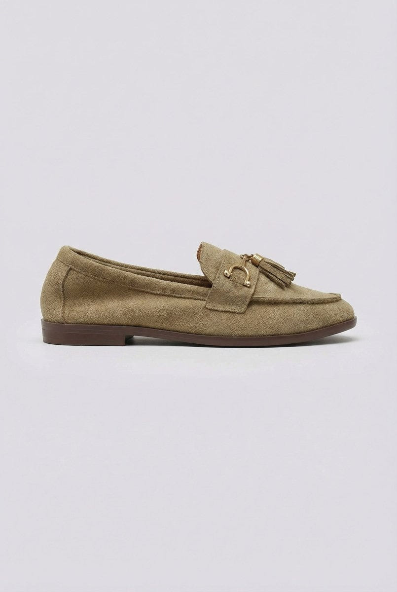 Ideal shoes - Tassel Loafers with Metal Detail - Olive Suede