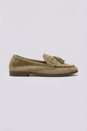 Ideal shoes - Tassel Loafers with Metal Detail - Olive Suede