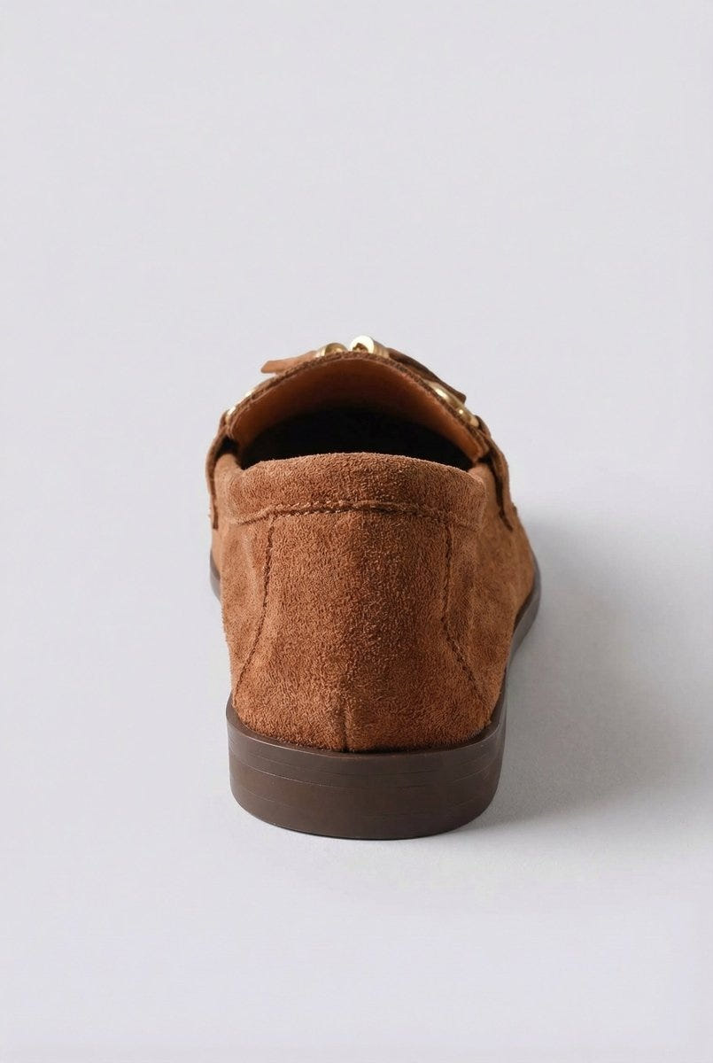 Ideal shoes - Tassel Loafers with Metal Detail - Tan Suede