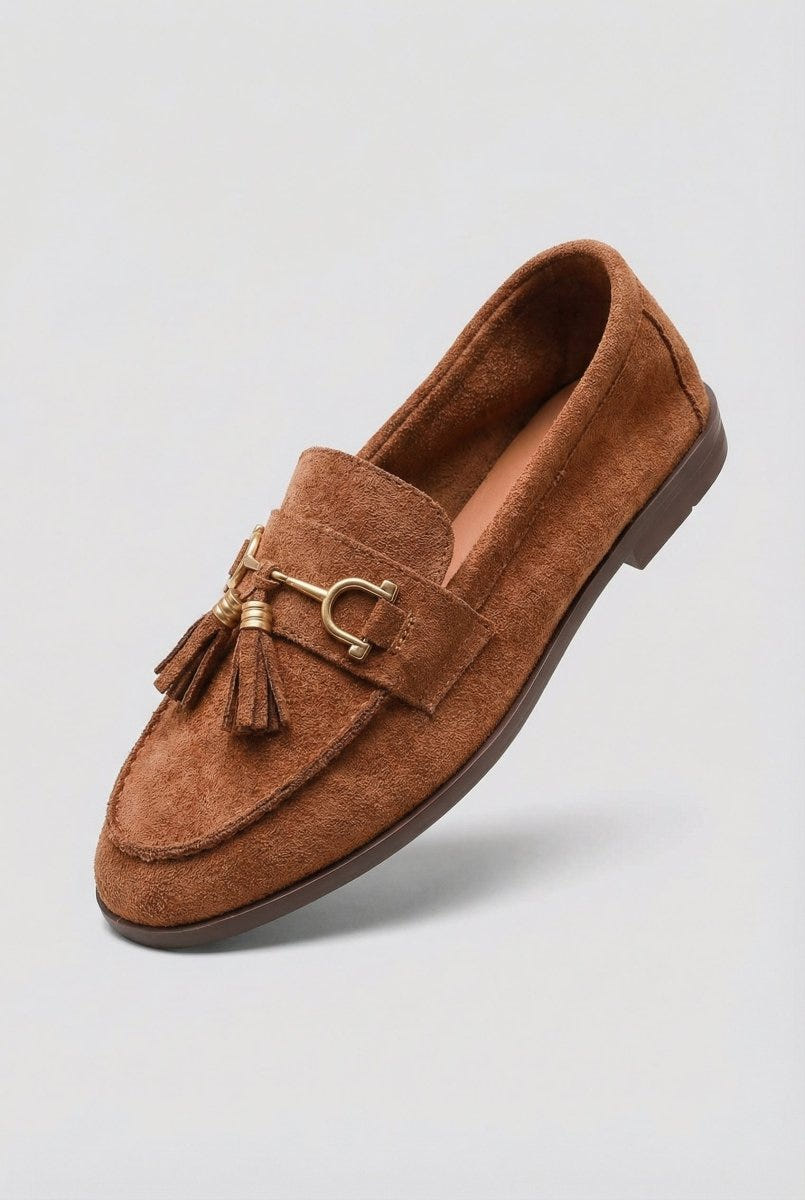 Ideal shoes - Tassel Loafers with Metal Detail - Tan Suede