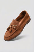 Ideal shoes - Tassel Loafers with Metal Detail - Tan Suede