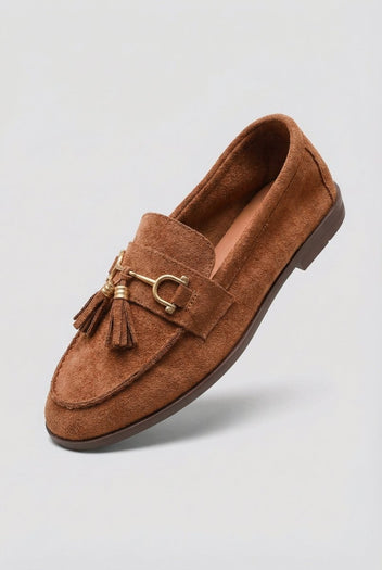 Ideal shoes - Tassel Loafers with Metal Detail - Tan Suede
