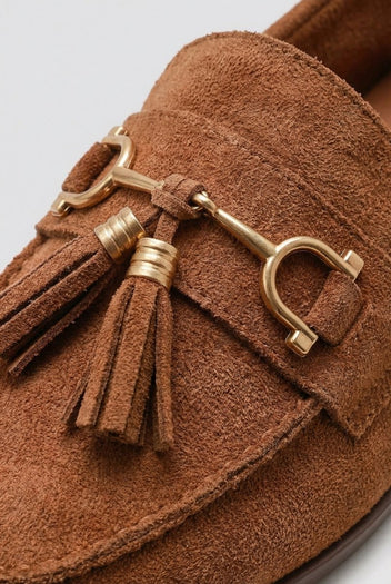 Ideal shoes - Tassel Loafers with Metal Detail - Tan Suede