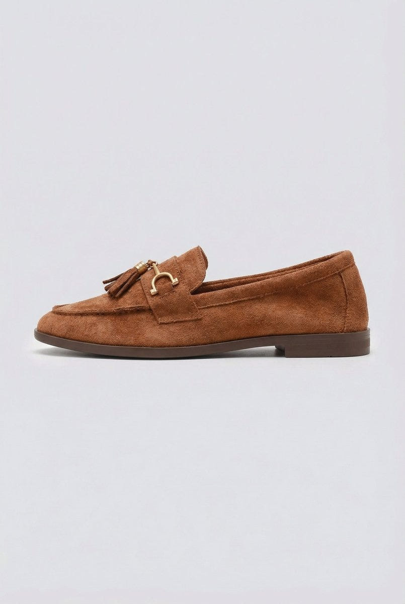 Ideal shoes - Tassel Loafers with Metal Detail - Tan Suede