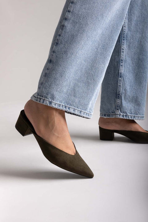 Mules en daim à bout pointu avec talon bloc - daim olive