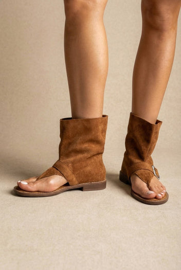 Ideal shoes - Thong Ankle Boots - Camel Suede