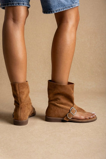 Ideal shoes - Thong Ankle Boots - Camel Suede