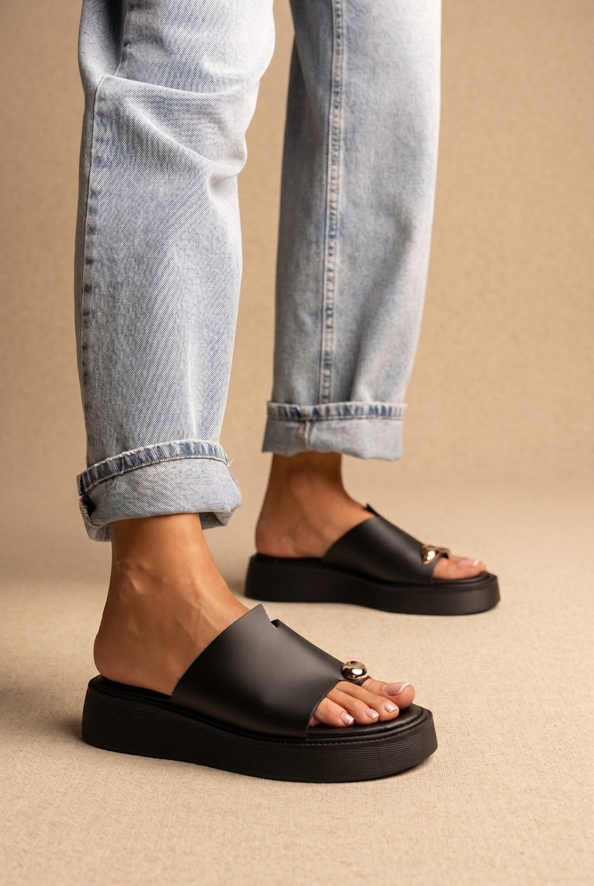 Estil - Toe Ring Platform Sandals - Black Matte
