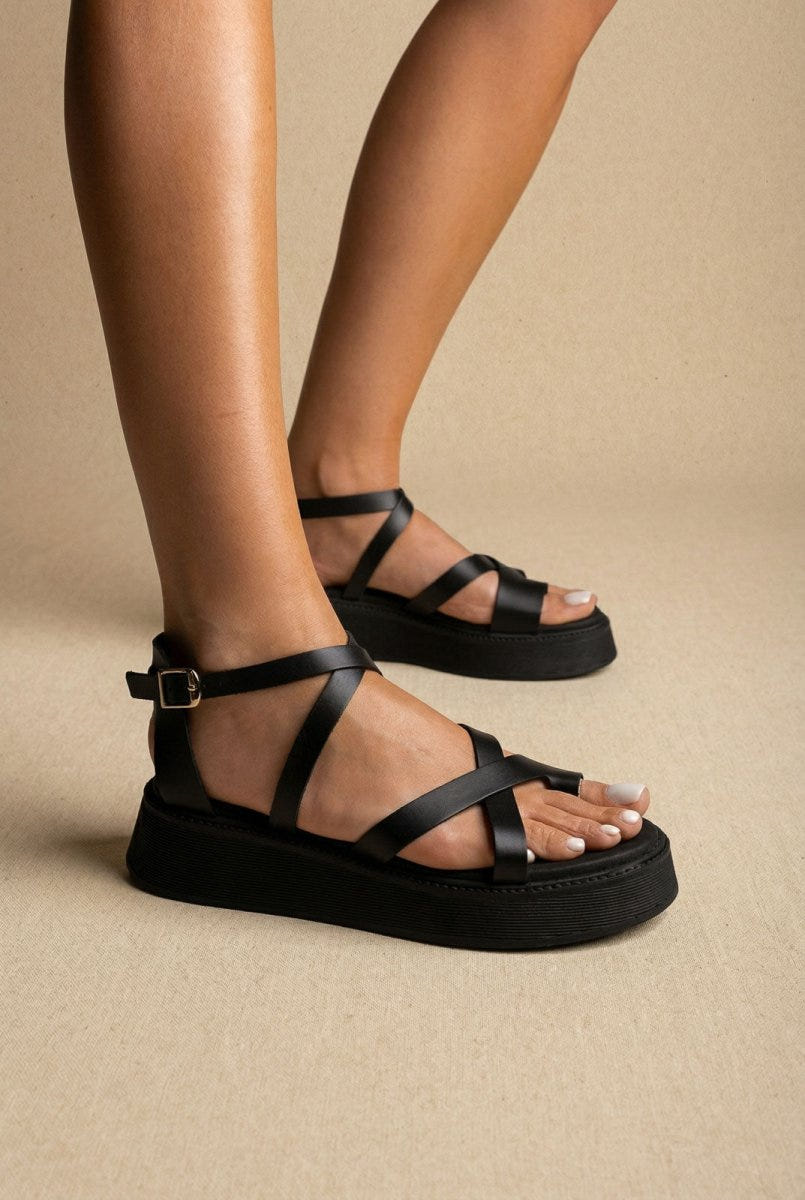 Estil - Toe Ring Platform Sandals - Black Matte