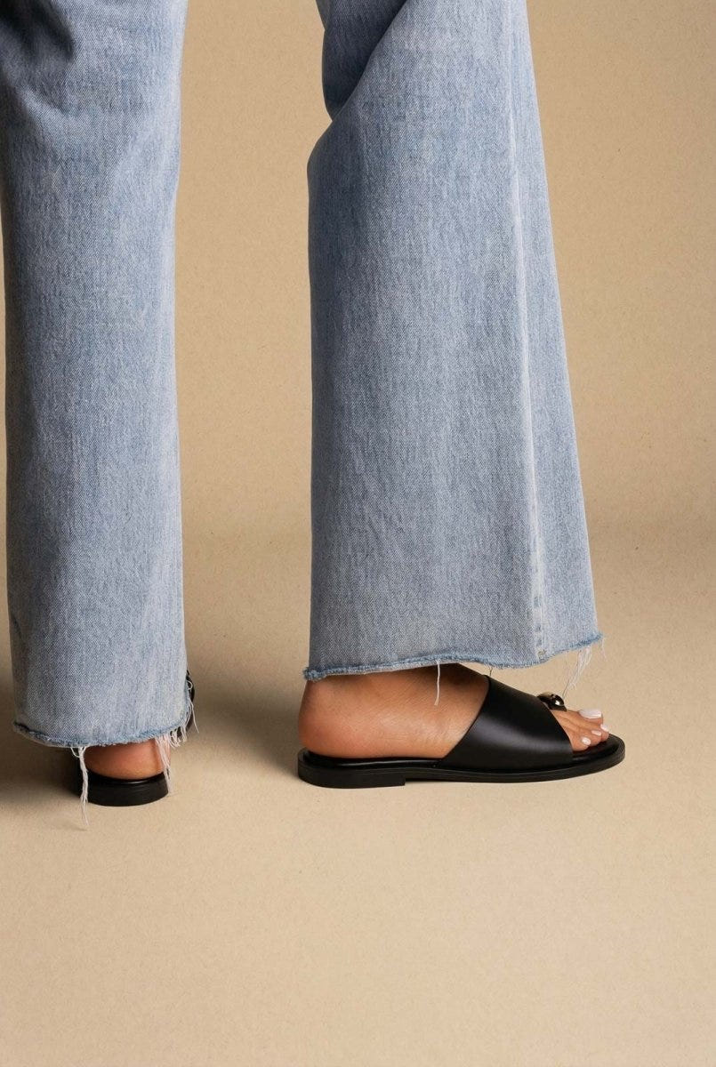 Estil - Toe Ring Sandals - Black Matte