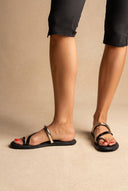 RAGAZZA - Toe Ring Sandals Patent - Black Patent