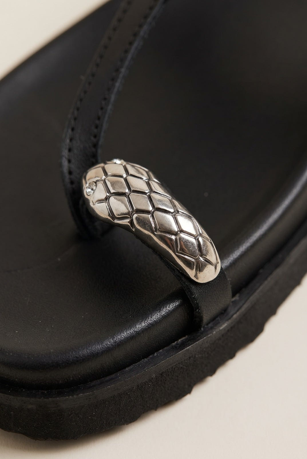 ATENEO - Toe Ring Sandals T - Strap - Black Matte