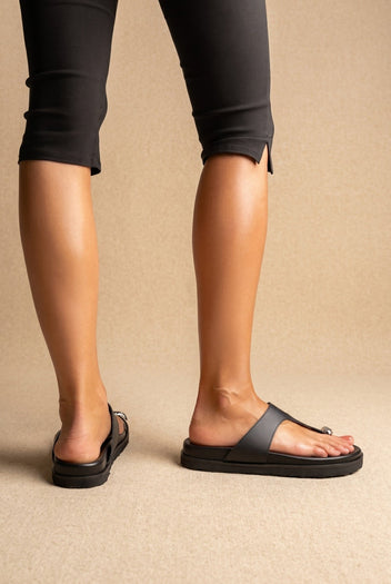 ATENEO - Toe Ring Sandals T - Strap - Black Matte